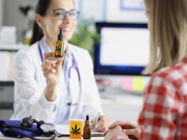 Un médecin montre une bouteille d’huile de cbd au patient