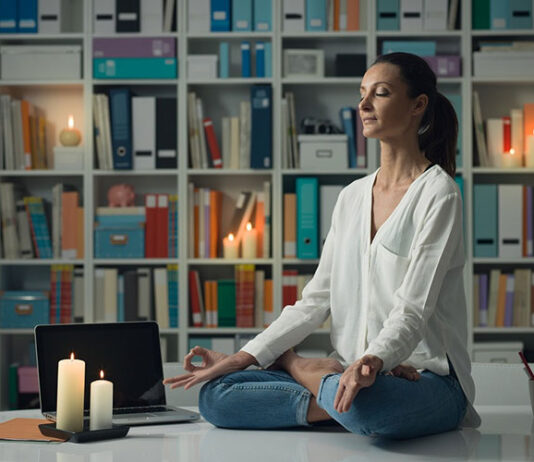 femme pratiquant une séance de sophrologie