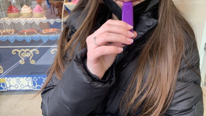 femme qui fume une puff